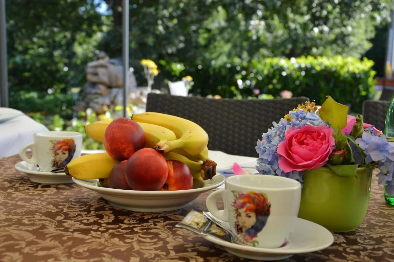 Alojamento de Acomodação e Pequeno-almoço Hotel Tomazici Santalezi