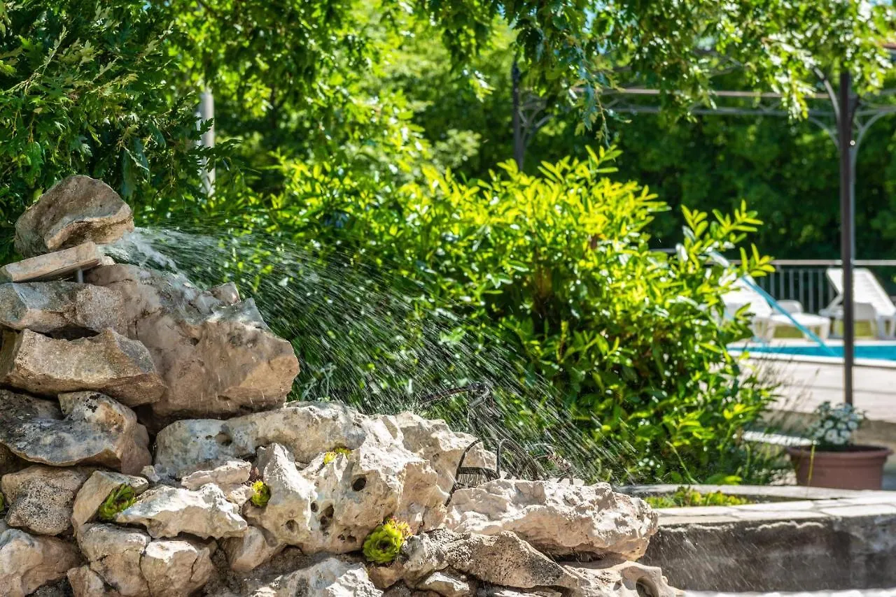 Alojamento de Acomodação e Pequeno-almoço Hotel Tomazici Santalezi